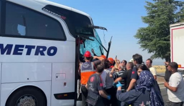 Uşak'ta yolcu otobüsü kamyona çarptı: 1'i ağır 8 yaralı