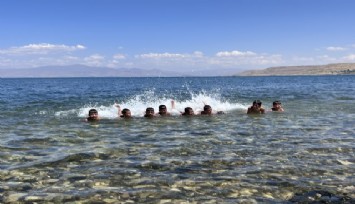 Van Gölü’nde yaz klasiği: Çocukların saçları sarıya dönüyor