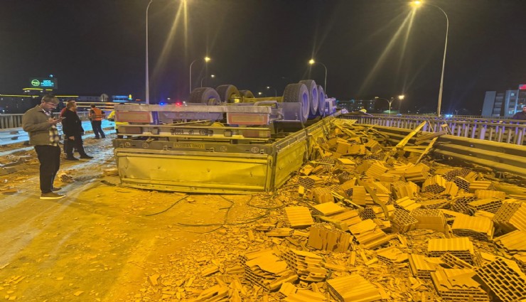 Afyonkarahisar'da tuğla yüklü tır devrildi: 1 kişi hayatını kaybetti