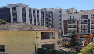 Aliağa'da 54 yıllık ortaokul binası yenilenmek üzere yıkıldı