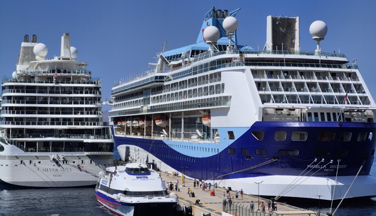 Bodrum'a iki dev kruvaziyer geldi