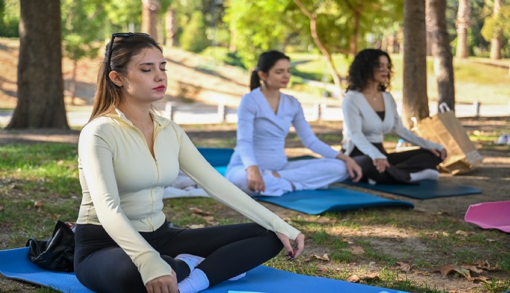 Bornova'da kadınlar yoga etkinliğinde