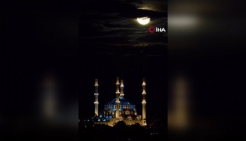 Edirne’de Selimiye Camii ve dolunay aynı karede