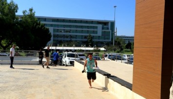 Kan ter içinde elide terlikle yalınayak koşarak geldiği sınavı saniyelerle kaçırdı