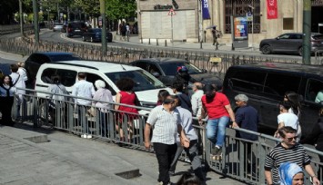Karaköy’de karşıya geçmek isteyen yayaların zor anları