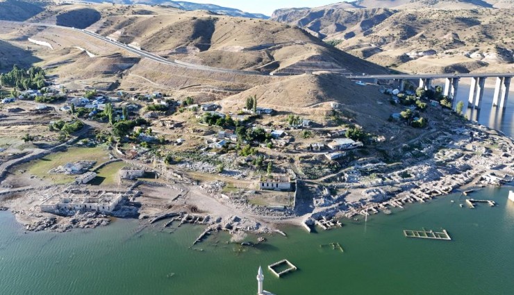 Kars’ta sular çekildi, eski köy ortaya çıktı