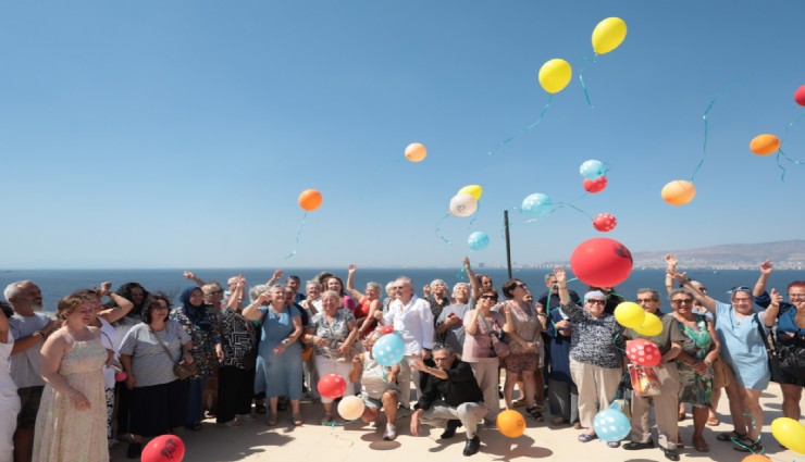 Konak’ta Dünya Barış Günü’nde gökyüzüne balonlar bırakıldı