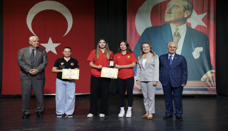 Konak’ta vefa gecesi: Spora emek veren 41 kişiye ödül