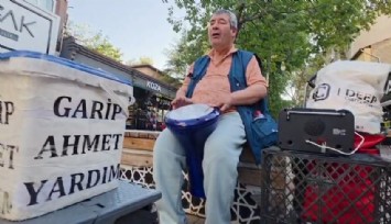 Kütahya’da ' Garip Ahmet' 20 yıldır darbukasıyla sokakları şenlendiriyor