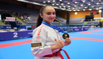 Milli karateci Yüsra Bozbey’den İsveç’te altın madalya