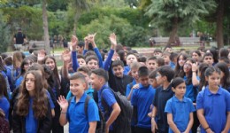 Okullarda ilk gün heyecanı: Milyonlarca öğrenci ders başı yaptı