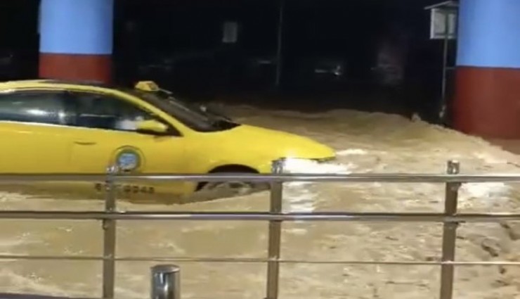 Trabzon'da sağanak yağış hayatı olumsuz etkiledi